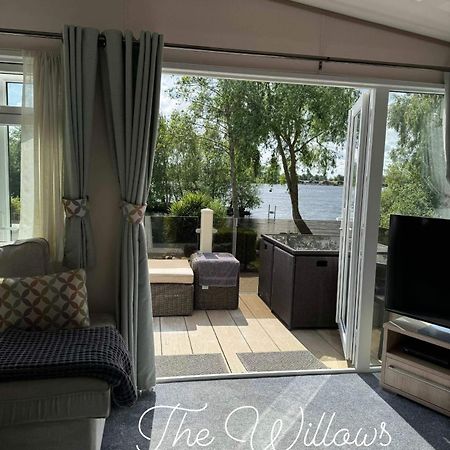 Отель The Willows Jet Ski Lake View Tattershall Lakes Экстерьер фото